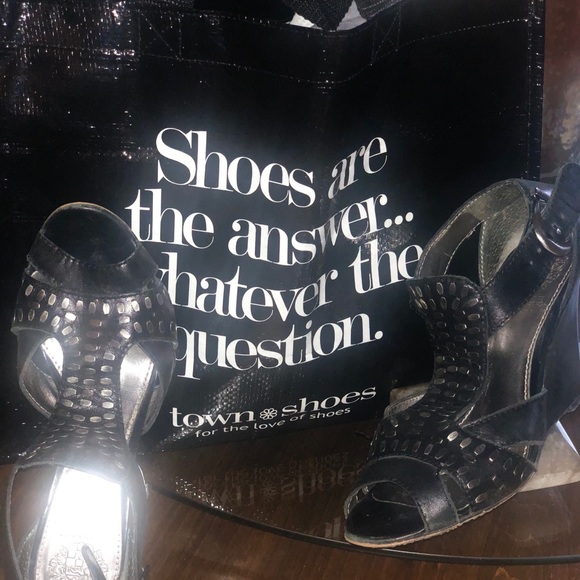 Vince Camuto Pretty Black Wedges - Picture 2 of 2